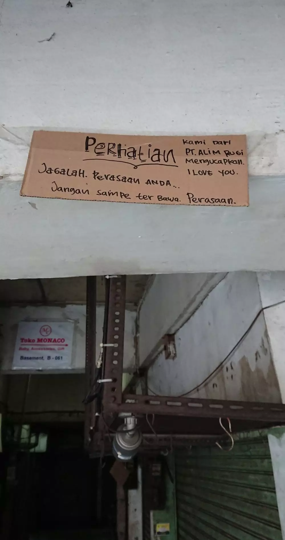 tulisan peringatan di toko yang lucu abis © 2021 twitter.com