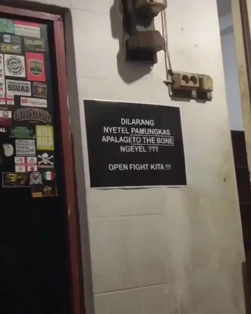 tulisan peringatan di toko yang lucu abis © 2021 twitter.com