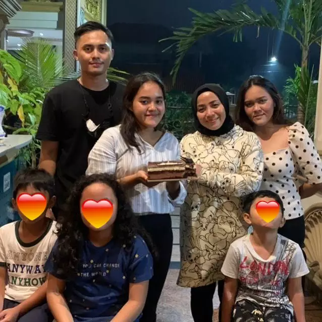 potret kedekatan muzdalifah dan dua anak gadisnya © berbagai sumber