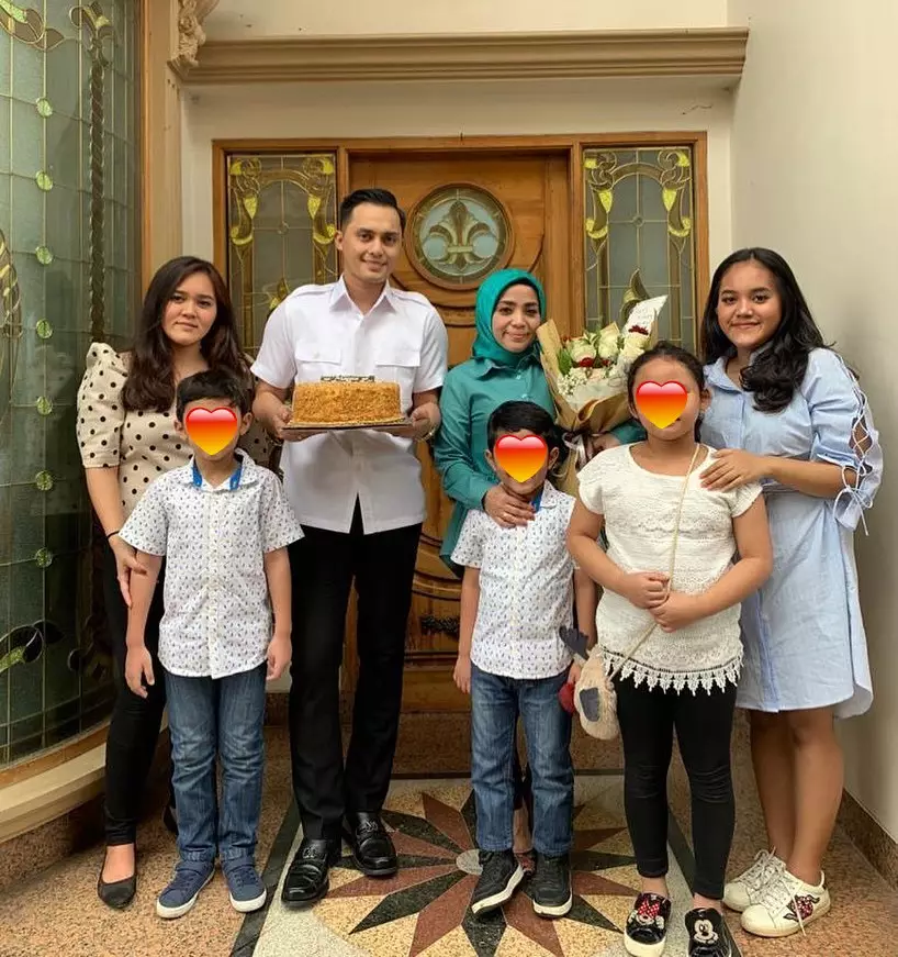 potret kedekatan muzdalifah dan dua anak gadisnya © berbagai sumber