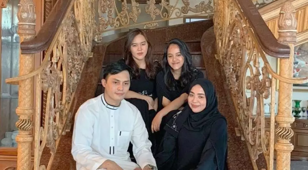 potret kedekatan muzdalifah dan dua anak gadisnya © berbagai sumber