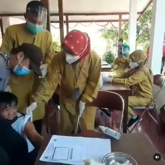 reaksi pria bertato ini bikin ngakak saat di vaksin Instagram