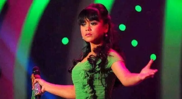 Gaya rambut Lesty Kejora saat jadi kontestan D'Academy dari berbagai sumber