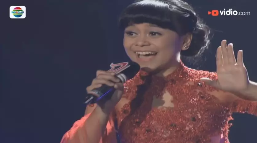 Gaya rambut Lesty Kejora saat jadi kontestan D'Academy dari berbagai sumber