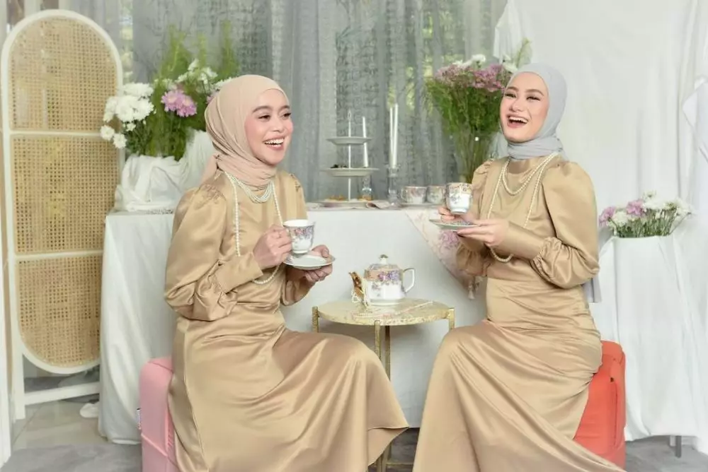 Dinda Hauw & Lesty pakai makeup tebal © 2021 berbagai sumber Dinda Hauw & Lesty pakai makeup tebal © 2021 berbagai sumber