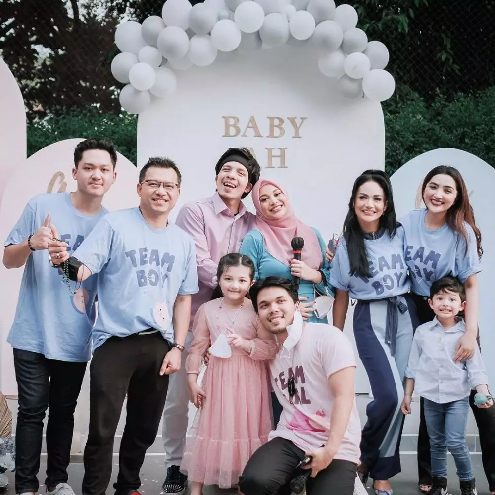 Momen manis gender reveal Aurel Hermansyah  Instagram © 2021 brilio.net