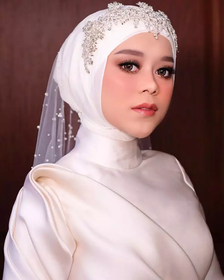 Detail gaun tasyakuran nikahan Lesty Kejora berbagai sumber Detail gaun tasyakuran nikahan Lesty Kejora berbagai sumber