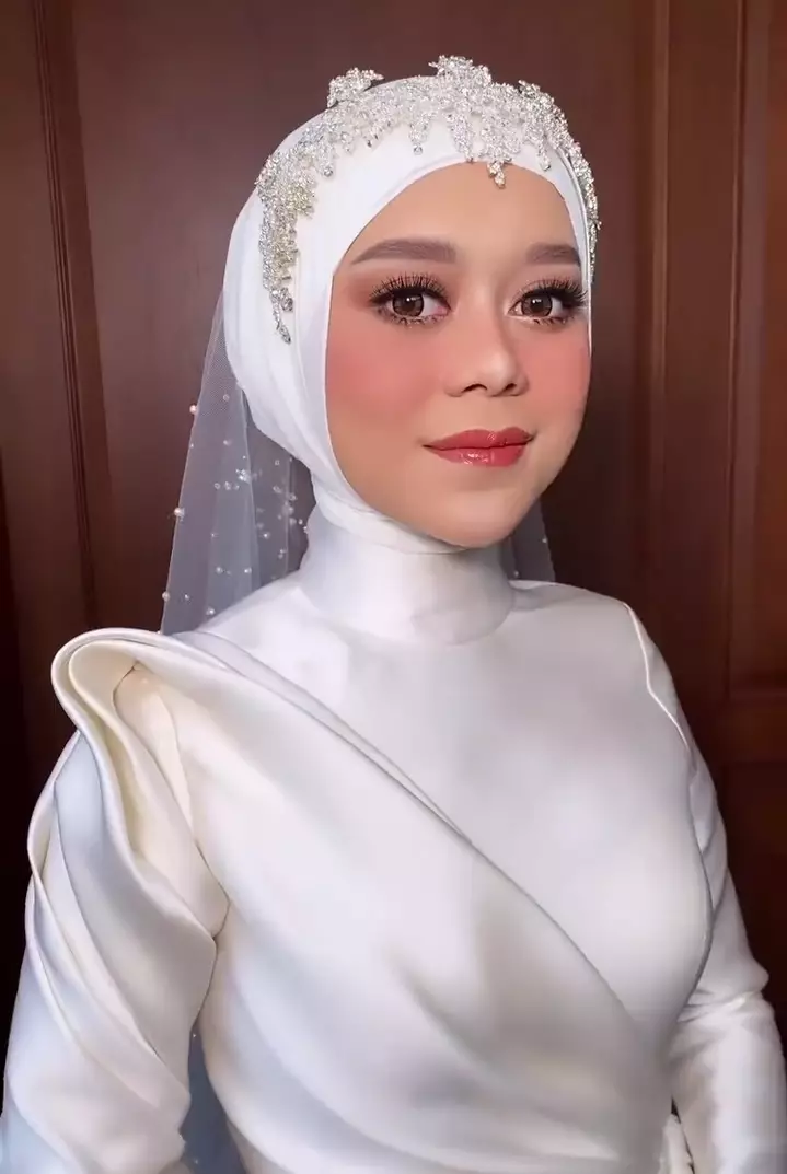 Detail gaun tasyakuran nikahan Lesty Kejora berbagai sumber Detail gaun tasyakuran nikahan Lesty Kejora berbagai sumber