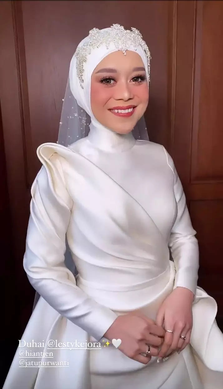 Detail gaun tasyakuran nikahan Lesty Kejora berbagai sumber Detail gaun tasyakuran nikahan Lesty Kejora berbagai sumber