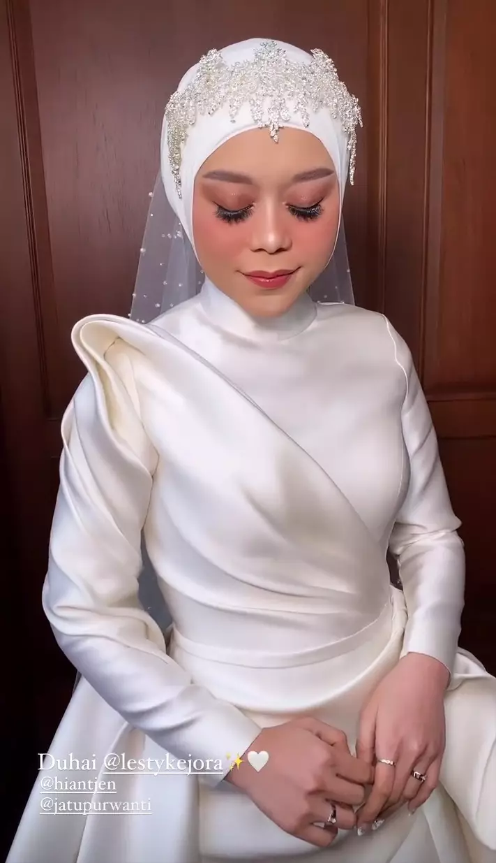 Detail gaun tasyakuran nikahan Lesty Kejora berbagai sumber Detail gaun tasyakuran nikahan Lesty Kejora berbagai sumber