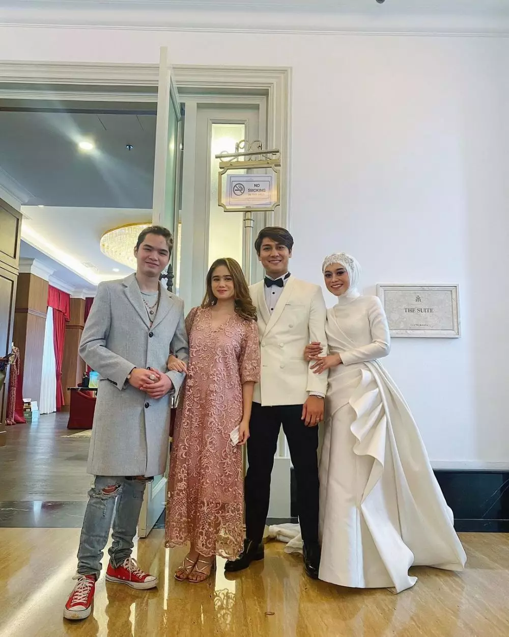 gaya seleb di acara tasyakuran pernikahan Lesty Billar © 2021 brilio.net gaya seleb di acara tasyakuran pernikahan Lesty Billar © 2021 brilio.net