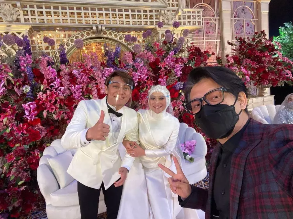 gaya seleb di acara tasyakuran pernikahan Lesty Billar © 2021 brilio.net gaya seleb di acara tasyakuran pernikahan Lesty Billar © 2021 brilio.net