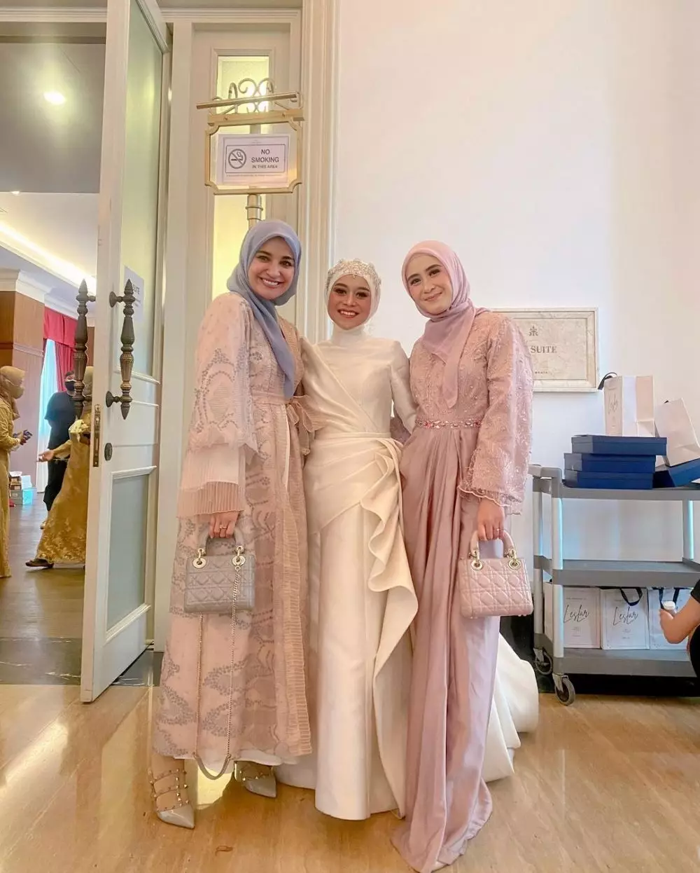 gaya seleb di acara tasyakuran pernikahan Lesty Billar © 2021 brilio.net gaya seleb di acara tasyakuran pernikahan Lesty Billar © 2021 brilio.net