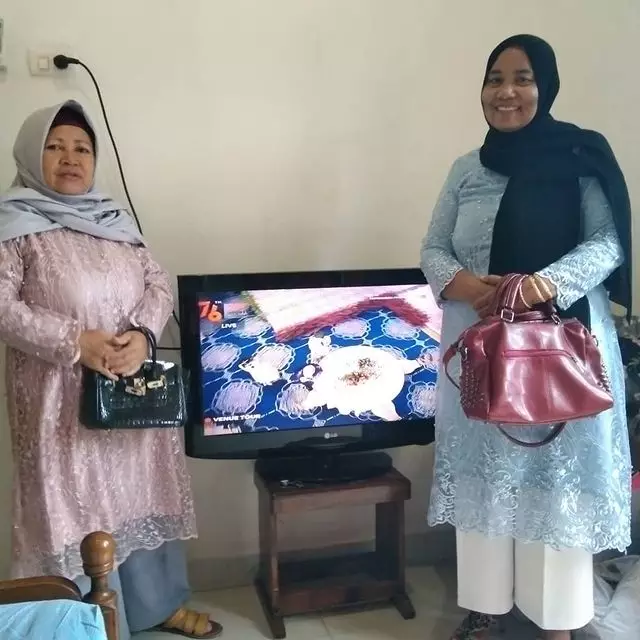 11 OOTD fans saat menyaksikan tasyakuran pernikahan Lesty-Billar berbagai sumber