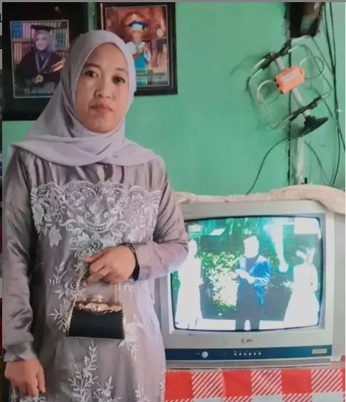 11 OOTD fans saat menyaksikan tasyakuran pernikahan Lesty-Billar berbagai sumber