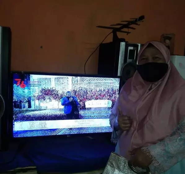 11 OOTD fans saat menyaksikan tasyakuran pernikahan Lesty-Billar berbagai sumber