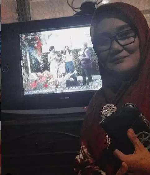 11 OOTD fans saat menyaksikan tasyakuran pernikahan Lesty-Billar berbagai sumber