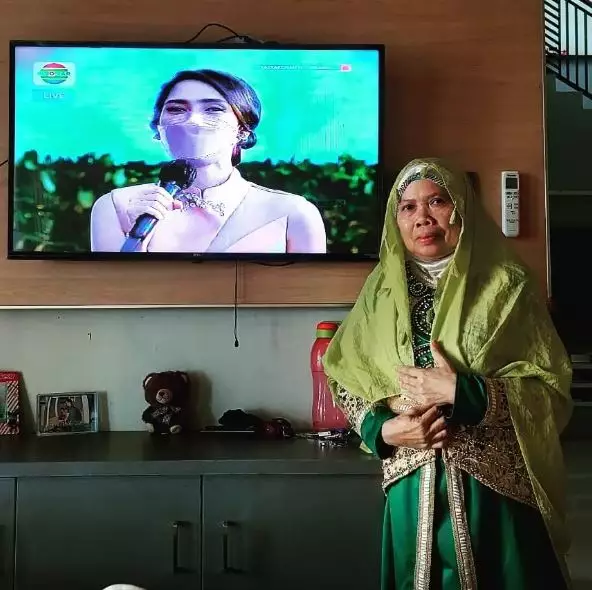 11 OOTD fans saat menyaksikan tasyakuran pernikahan Lesty-Billar berbagai sumber