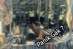 Penampakan Vespa lebarnya nyaris sebadan jalan, auto diamankan polisi