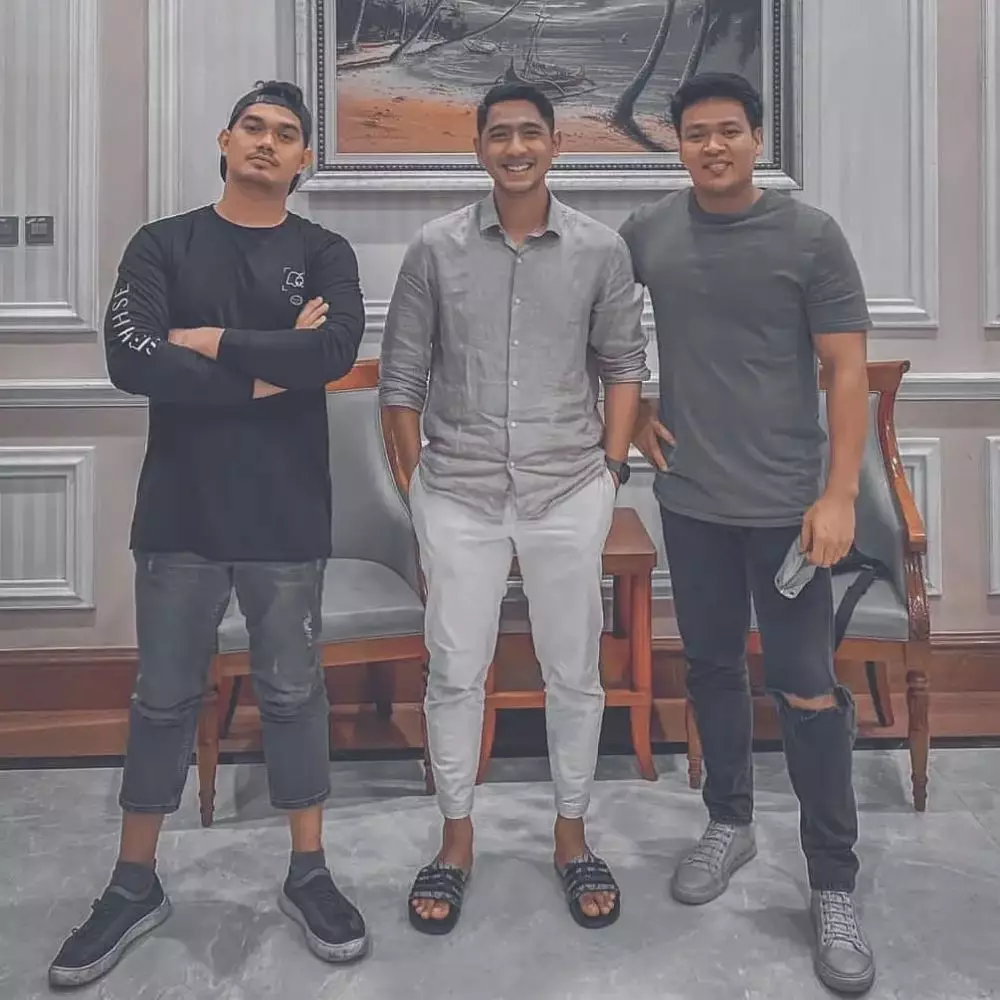 Potret Arya Saloka dengan geng basket © Instagram Potret Arya Saloka dengan geng basket © Instagram
