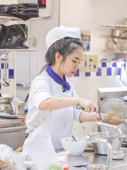 potret Jesselyn MasterChef saat sekolah chef di Paris © Instagram/@jesselyn.mci8