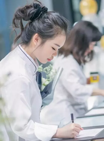 potret Jesselyn MasterChef saat sekolah chef di Paris © Instagram/@jesselyn.mci8