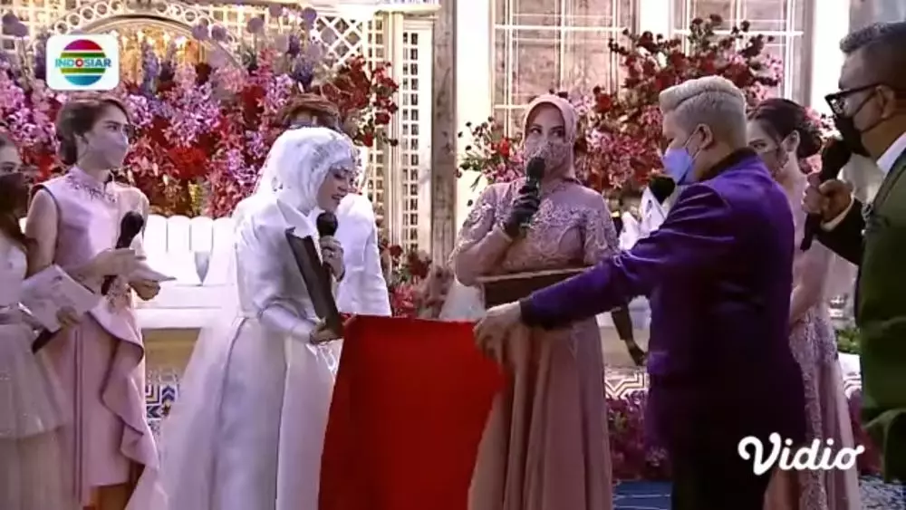 Unboxing kado grooms dan brides © 2021 brilio.net