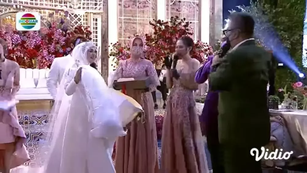 Unboxing kado grooms dan brides © 2021 brilio.net