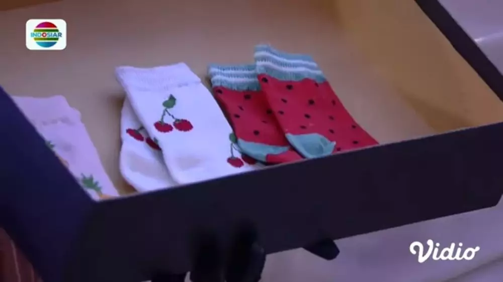 Unboxing kado grooms dan brides © 2021 brilio.net