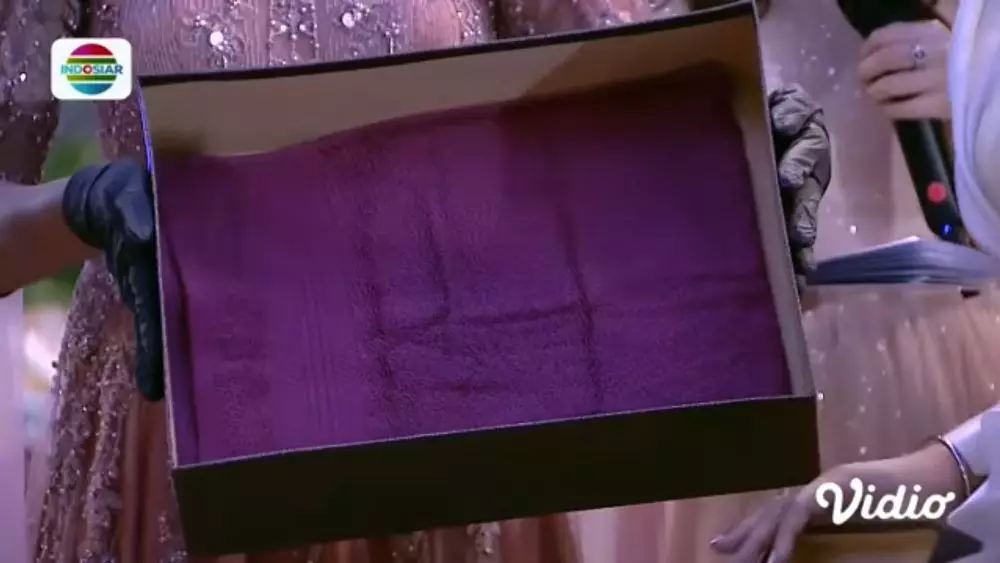 Unboxing kado grooms dan brides © 2021 brilio.net