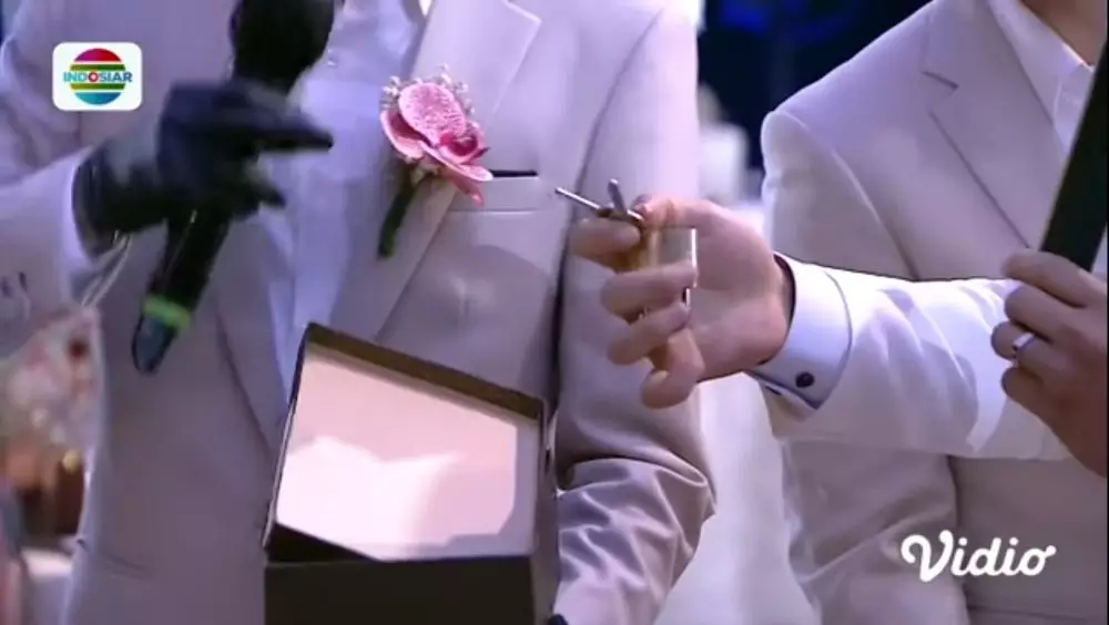 Unboxing kado grooms dan brides © 2021 brilio.net