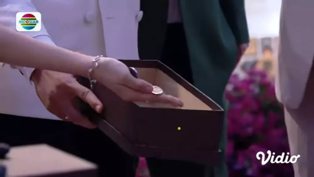 Unboxing kado grooms dan brides © 2021 brilio.net