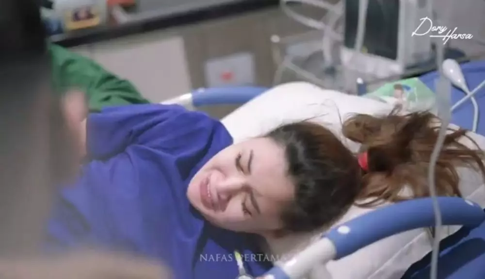 Momen Nella Kharisma melahirkan anak pertama Berbagai sumber   Momen Nella Kharisma melahirkan anak pertama Berbagai sumber