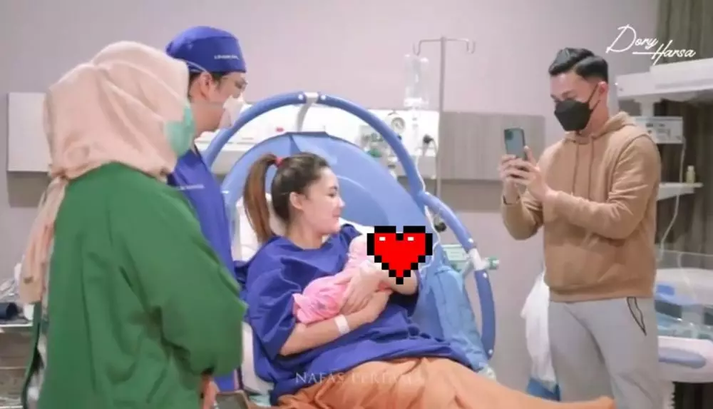 Momen Nella Kharisma melahirkan anak pertama Berbagai sumber   Momen Nella Kharisma melahirkan anak pertama Berbagai sumber