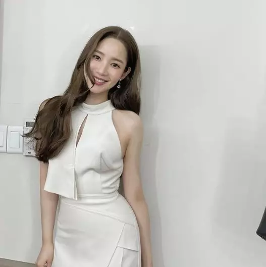 wanita ini dikabarkan pernah dekat dengan Lee Min-ho dari berbagai sumber