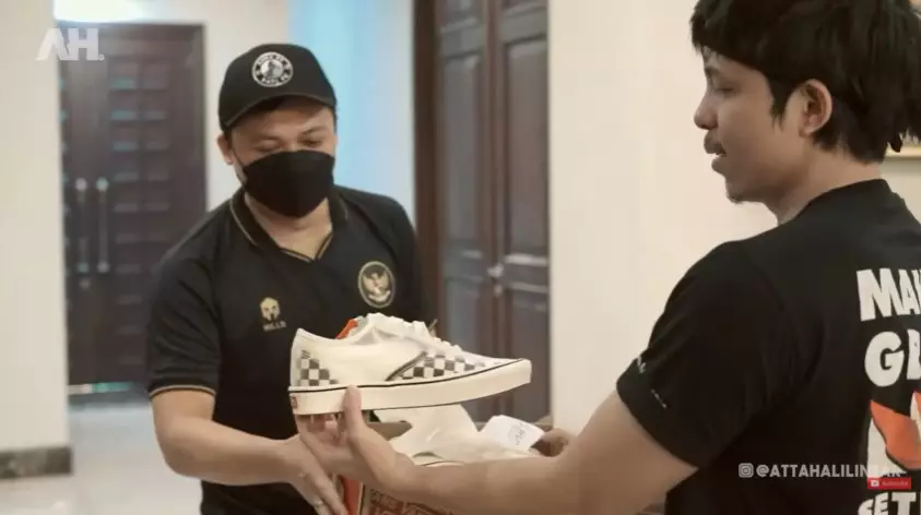 Momen Atta Halilintar bagi-bagi kado YouTube/AH