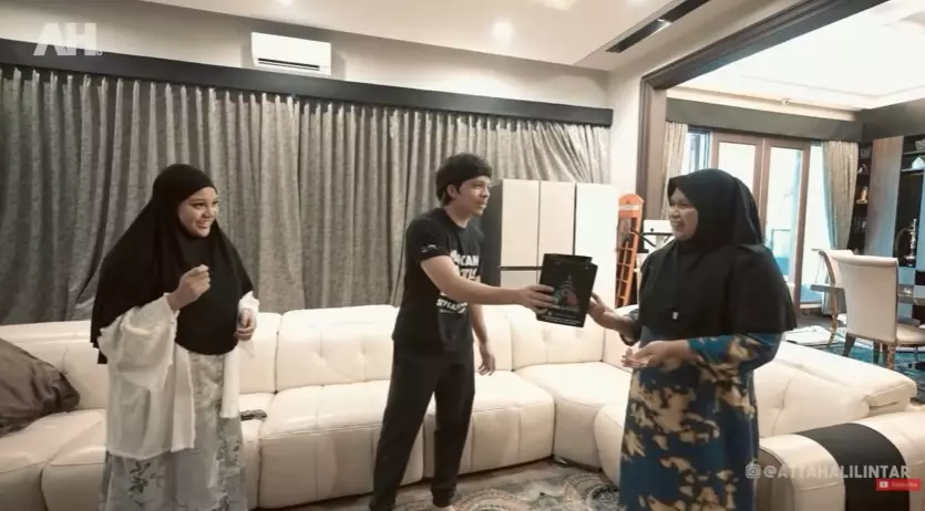 Momen Atta Halilintar bagi-bagi kado YouTube/AH