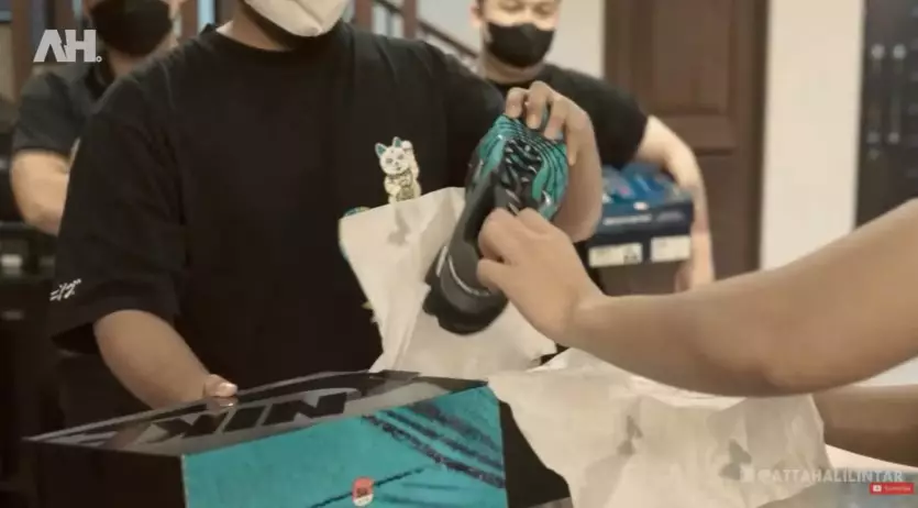 Momen Atta Halilintar bagi-bagi kado YouTube/AH