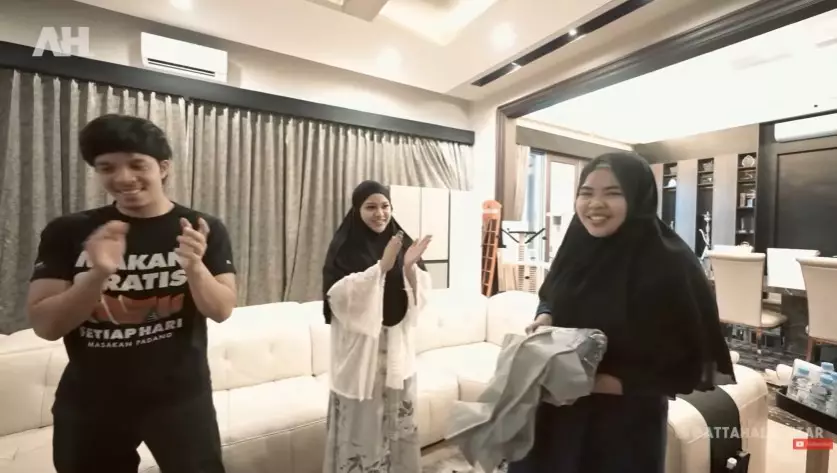 Momen Atta Halilintar bagi-bagi kado YouTube/AH