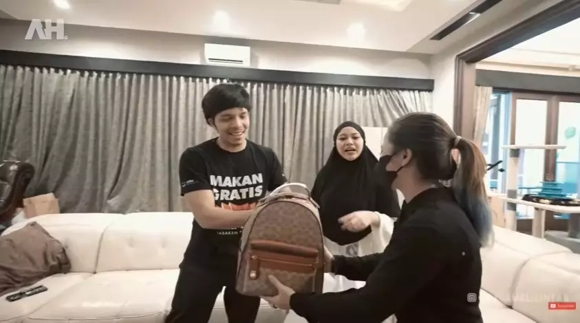 Momen Atta Halilintar bagi-bagi kado YouTube/AH