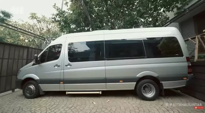 Momen Atta Halilintar bagi-bagi kado YouTube/AH