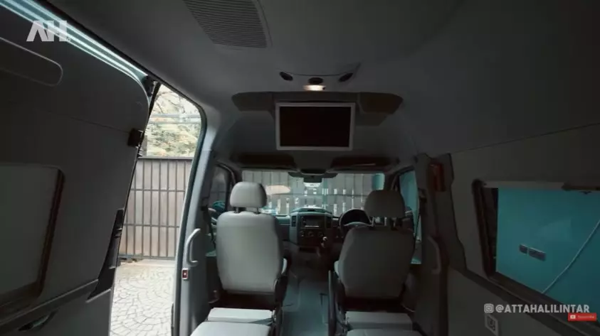 Momen Atta Halilintar bagi-bagi kado YouTube/AH