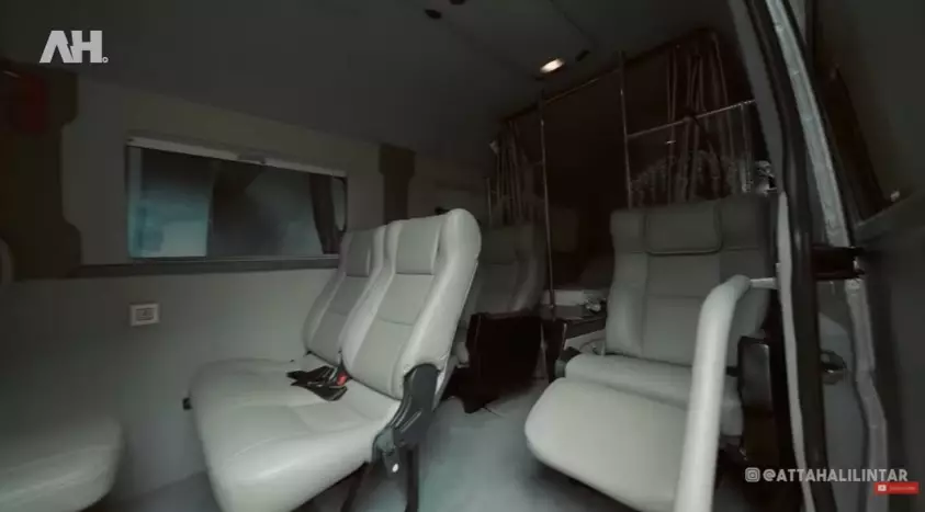 Momen Atta Halilintar bagi-bagi kado YouTube/AH