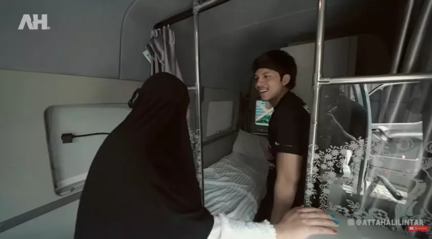 Momen Atta Halilintar bagi-bagi kado YouTube/AH