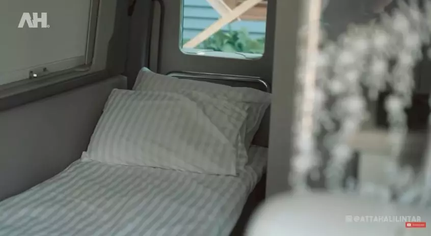 Momen Atta Halilintar bagi-bagi kado YouTube/AH