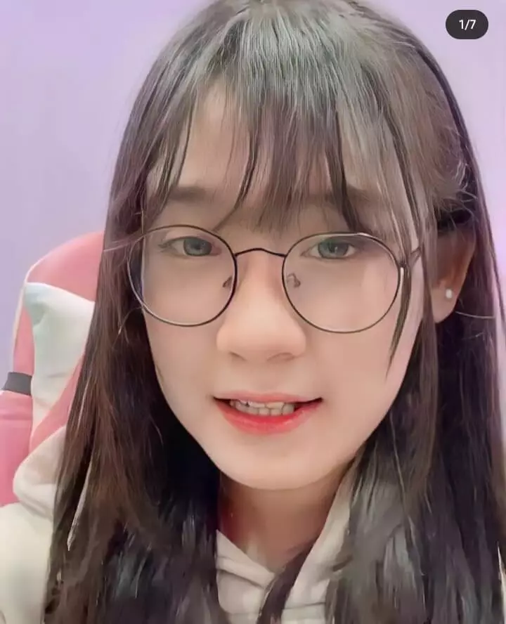 Member JKT48 terkena skandal saat masih aktif Berbagai sumber 