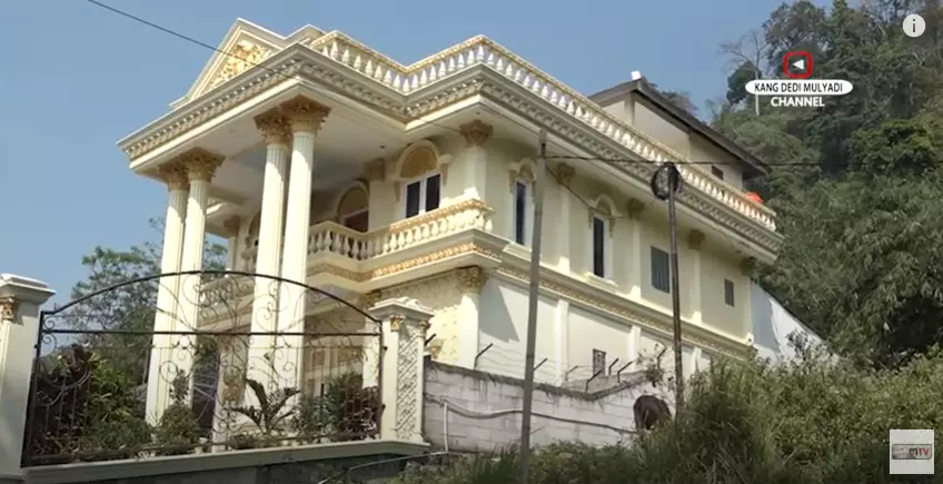 Dedi Mulyadi sampai melongo lihat rumah mewah kades YouTube dan Instagram