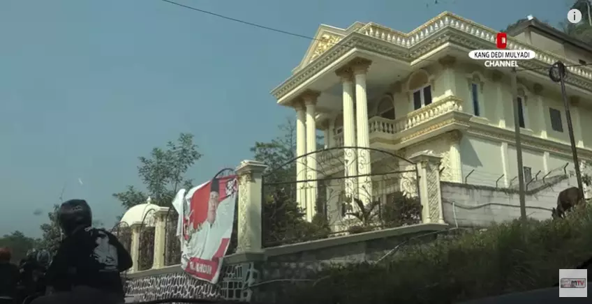 Dedi Mulyadi sampai melongo lihat rumah mewah kades YouTube dan Instagram