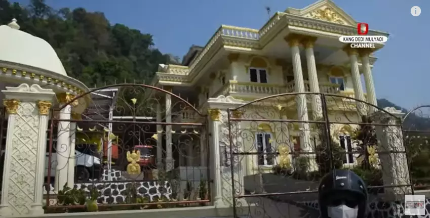 Dedi Mulyadi sampai melongo lihat rumah mewah kades YouTube dan Instagram