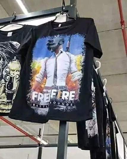 desain baju yang tulisan sama gambarnya malah nggak nyambung © 2021 instagram.com